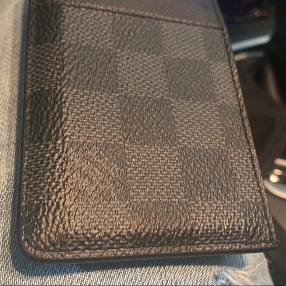 Louis Vuitton - Picture 3 of 4